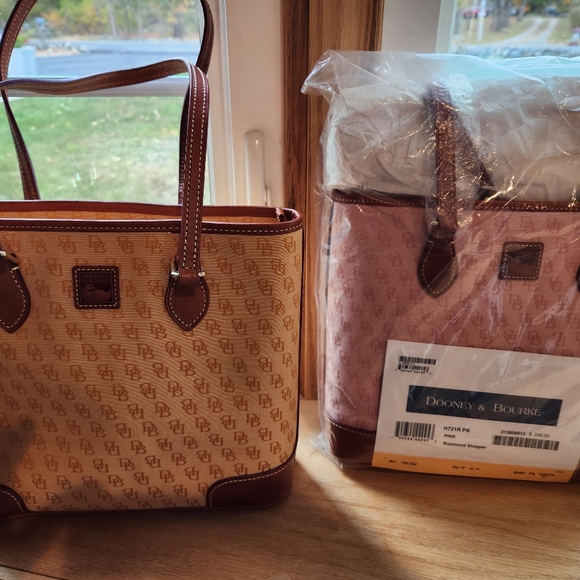 Dooney & Bourke NWT PINK Signature Bucket bag - Picture 2 of 2